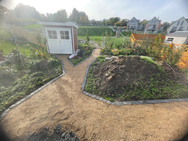 Gehweganlage mit wassergebundener Wegedecke Gehweganlage mit wassergebundener Wegedecke, Material: Dolomitsand, Einfassung: Basalt