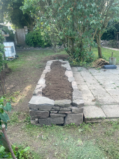 Trockenmauerhochbeet Hochbeet aus Grauwacke, trocken gemauert